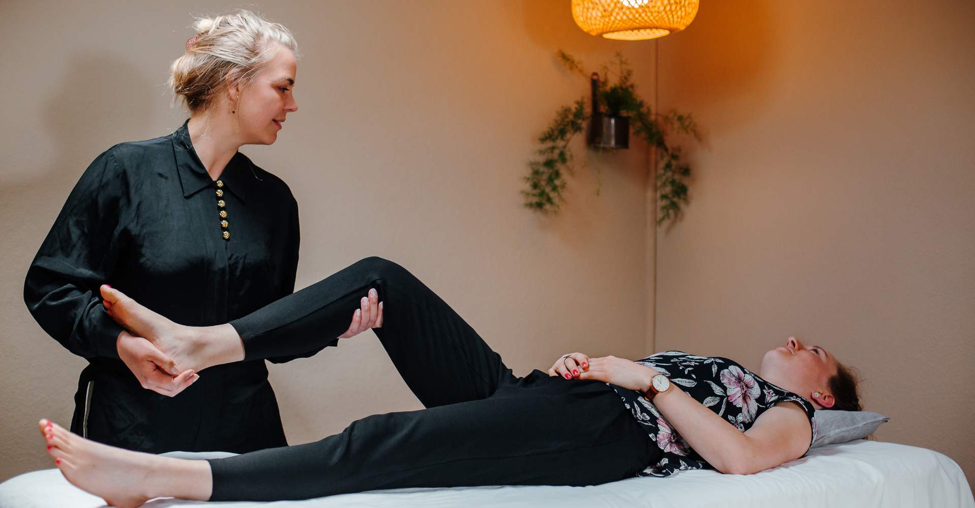 Sigrid arbejder roligt med klientens ben i klinikken